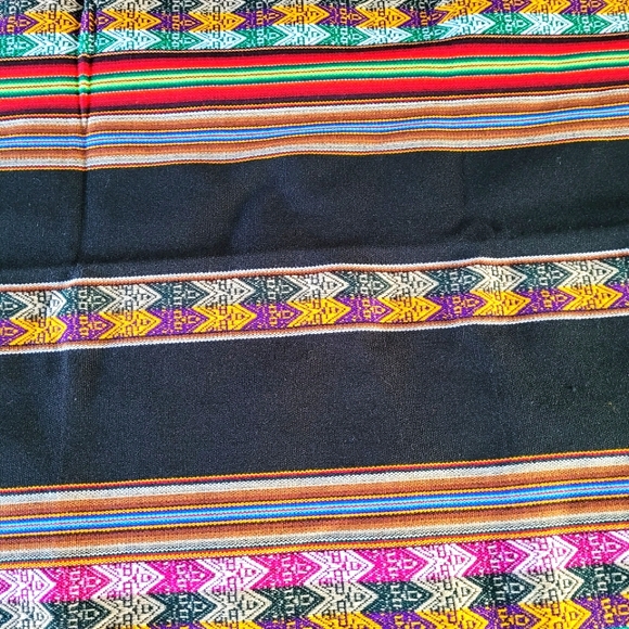 Vintage Peruvian table cloth/furniture cloth - Picture 3 of 7